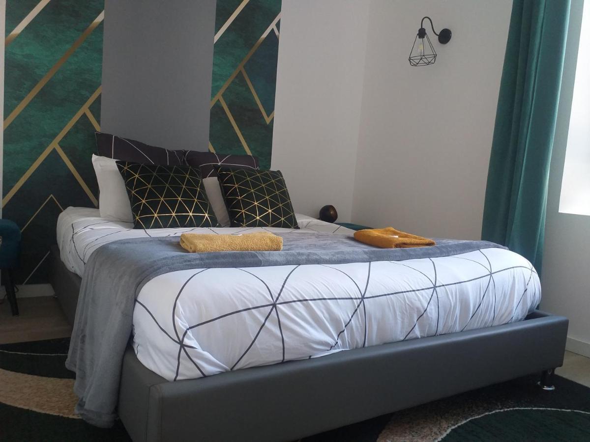 Les Volets Bleus - Deux Et Un Studio, Jardin Apartment