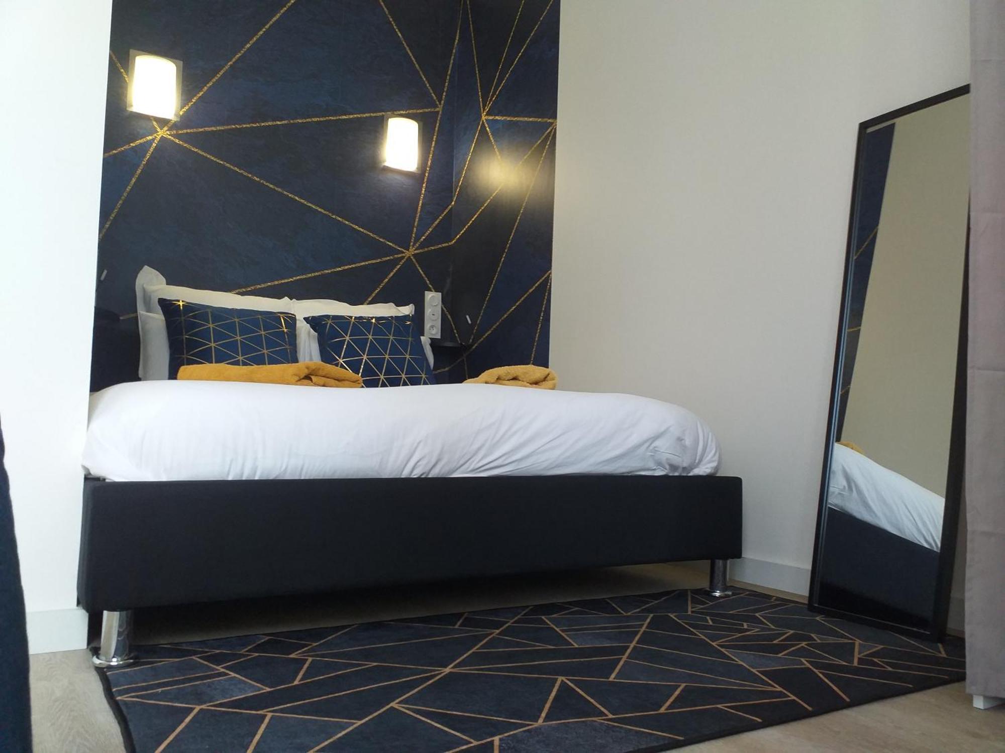 Apartment Les Volets Bleus - Deux Et Un Studio, Jardin Bourges