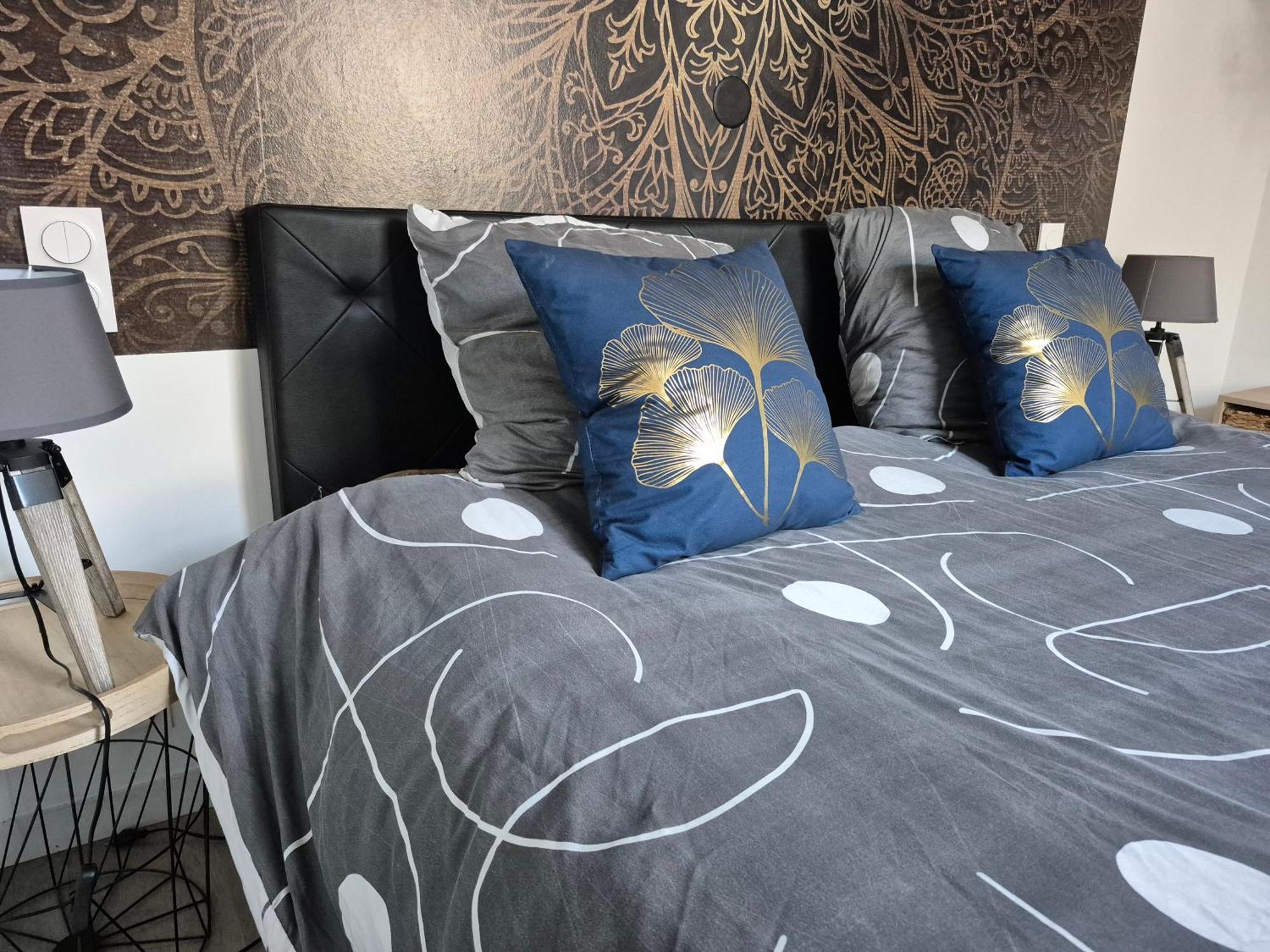 Les Volets Bleus - Deux Et Un Studio, Jardin Apartment